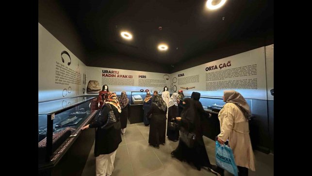 Vanlı kadın ve çocuklar müzeyi gezerek tarihi eserleri görme fırsatı buldular