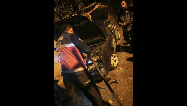 Van'da park halindeki otomobil yandı