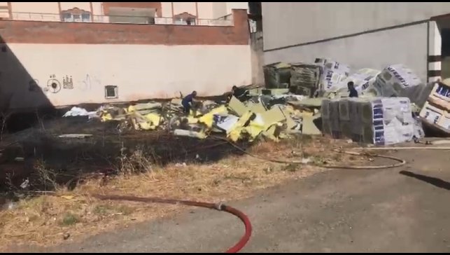 Elazığ'da yalıtım malzemelerinin olduğu depoda yangın