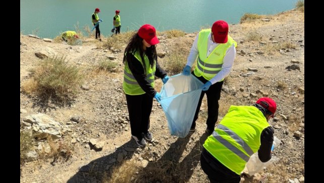 Yüksekova'da gönüllüler Dilimli barajının etrafını çöplerden arındırdılar