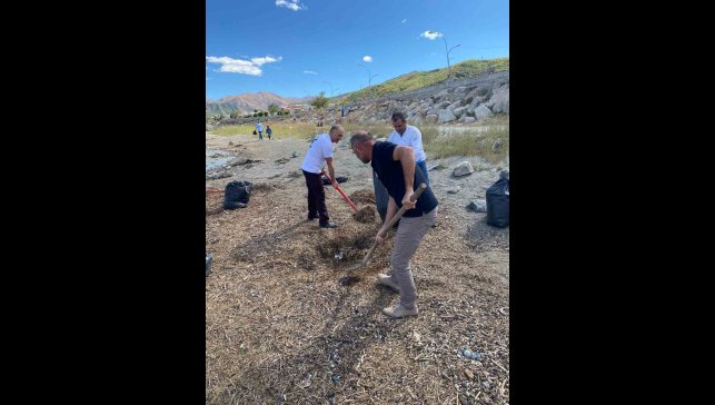 Doğaseverler Van Gölü sahilini temizledi