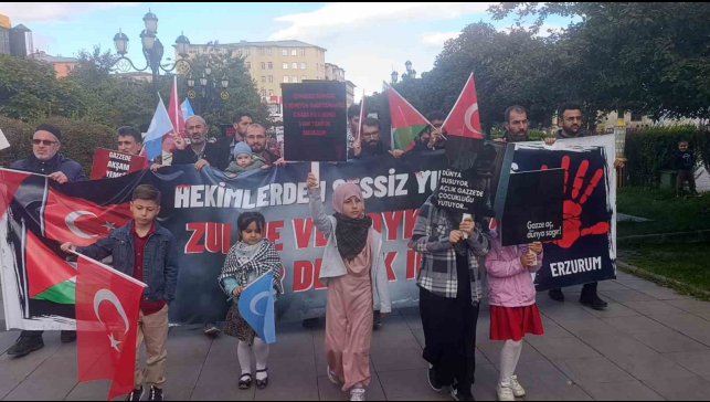 Sağlık çalışanları Gazze için yürüdü