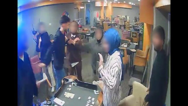 Okey masasını sallama bıçağı ile dağıttı