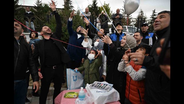 Lösemi hastalığını atlatan Talha Sıraç polis ağabeyleriyle balon uçurdu