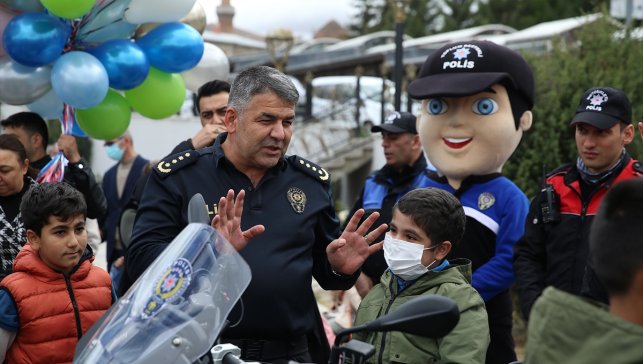 İlik nakli olan Sıraç'ın polislerle balon uçurma isteği yerine getirildi