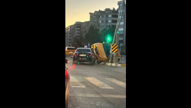 Elazığ'da ticari taksi ile otomobil çarpıştı: 2 yaralı
