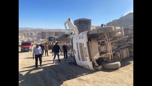 Şantiye de kontrolden çıkan hafriyat kamyonu devrildi: 1 yaralı
