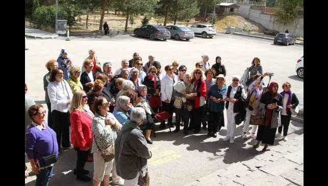 Nenehatun Kız Anadolu Lisesi'nin yarım asırlık mezunları bir araya geldi