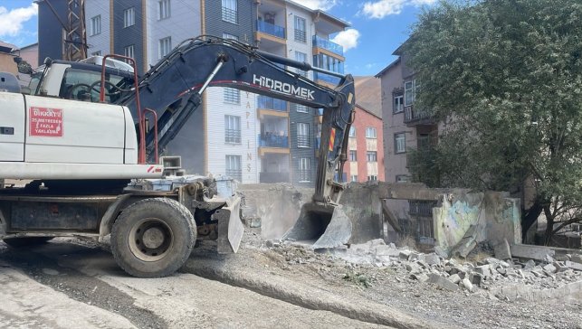 Hakkari'de metruk yapıların yıkımı sürüyor