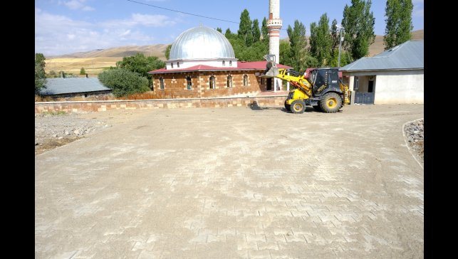 Eleşkirt Abdiköy'de 2 bin metrekare kilit parke taşı döşendi