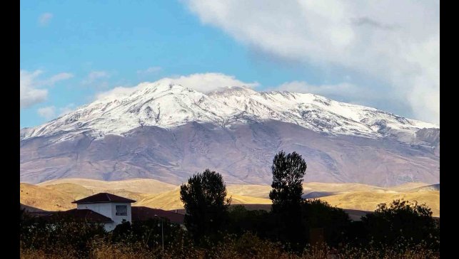 Süphan Dağı beyaza büründü
