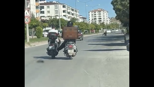 Benzini biten motosikleti ayağıyla itti