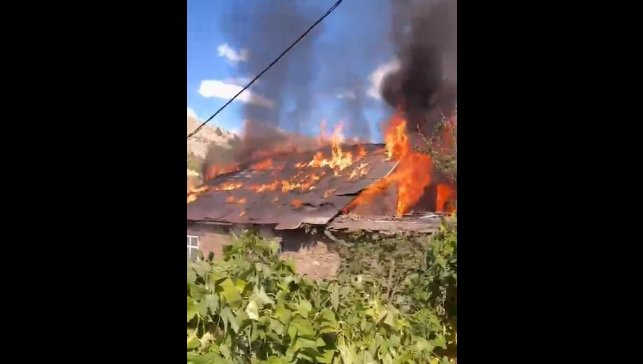 Bitlis'te 2 katlı evde korkutan yangın