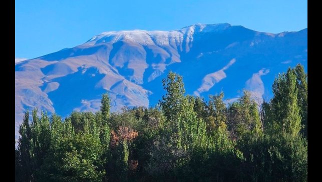 Erzincan'da Keşiş Dağının zirvesine kar yağdı