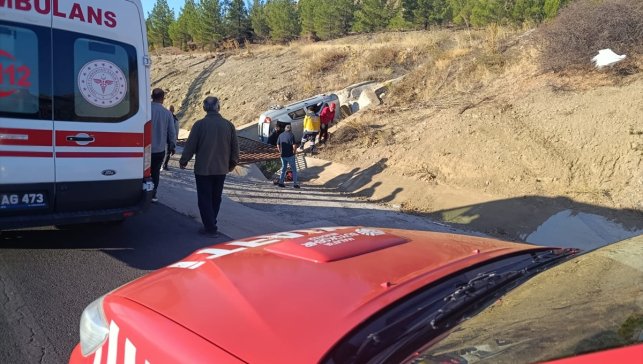 Malatya'da devrilen otomobildeki 3 kişi yaralandı