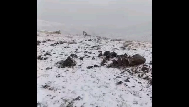 Başkale'de mevsimin ilk karı yağdı