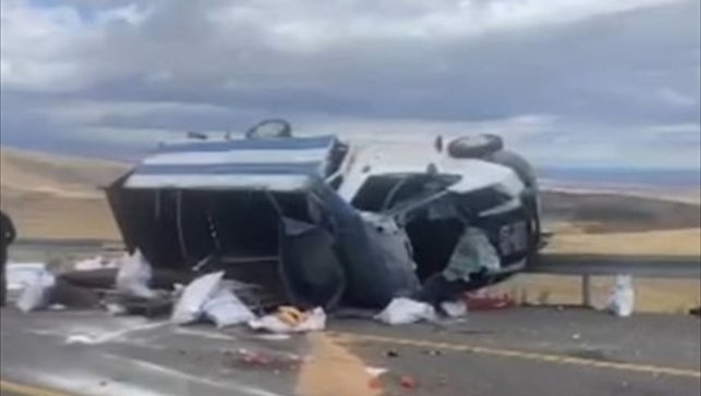 Kars'ta devrilen kamyonetteki 5 kişi yaralandı