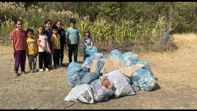Hakkari'de minik eller çöp topladı