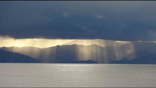 Van'da bulutların arasındaki ışık hüzmeleri mest etti