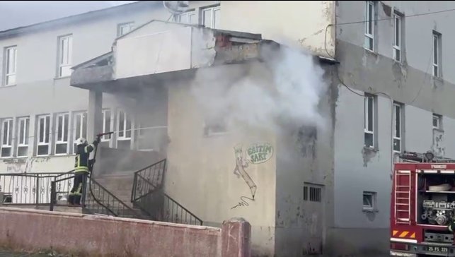 Karayazı'da korkutan yangın