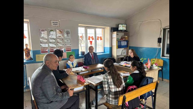 Susuz Kaymakamı Tutal, öğretmen ve öğrencilerle buluştu