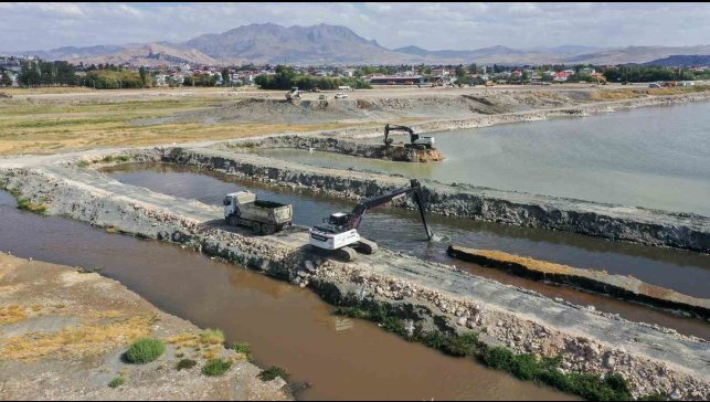 Van Gölü'nde dip çamuru temizliği devam ediyor
