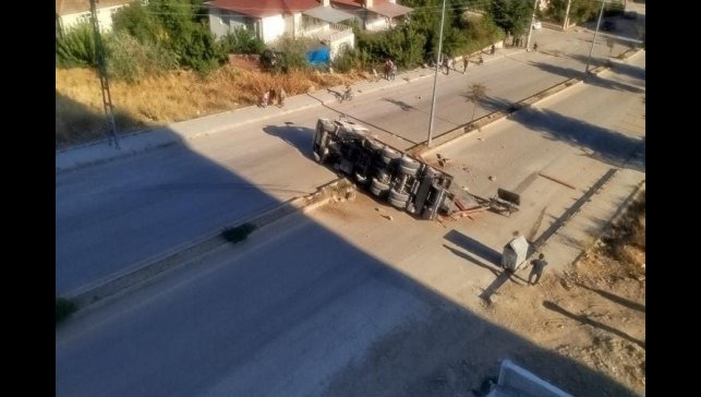 Elazığ'da refüje çarpan tır devrildi