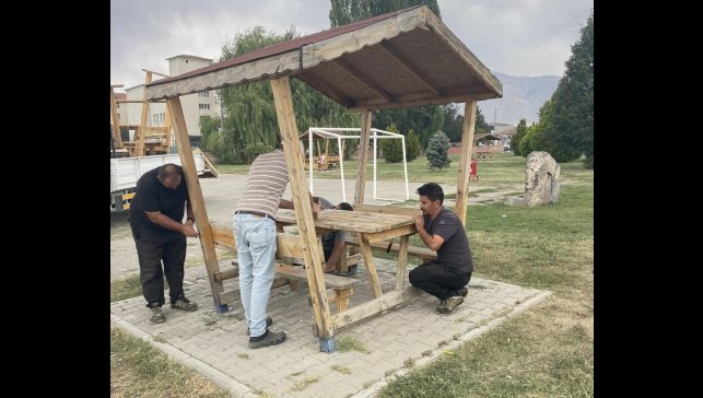 Belediye ekipleri şehir mobilyaları üretiyor