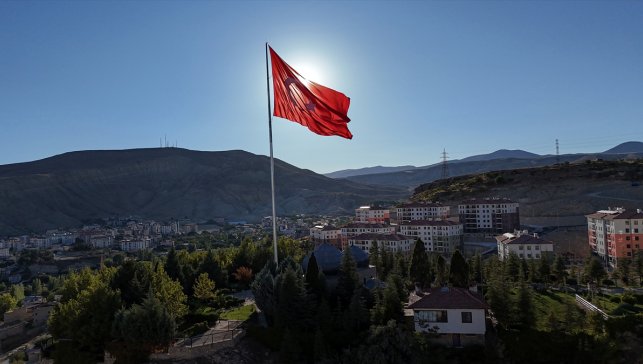 Malatya'da Hasan Gazi Türbesi ve Şehitlik Anıtı'na 50 metrelik bayrak direği yerleştirildi