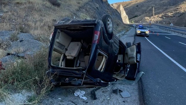 Erzincan'da yol kenarına devrilen hafif ticari araçtaki 3 kişi yaralandı