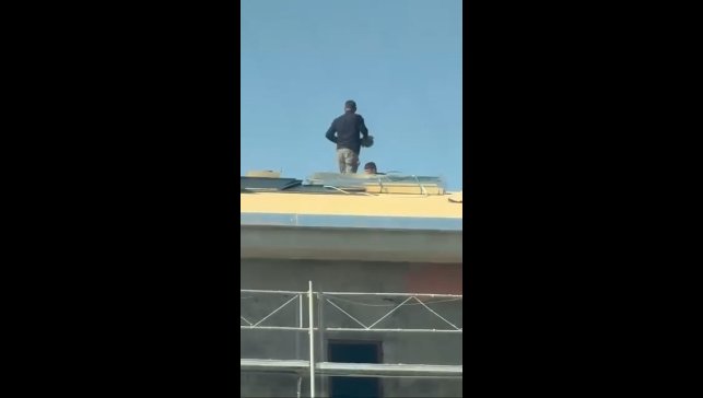 Canlarını hiçe sayarak çatıda önlem almadan çalıştılar