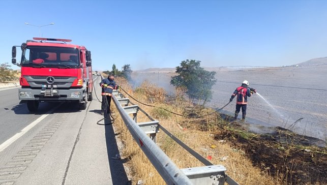 Van'da alev alan otomobil itfaiye ekiplerince söndürüldü