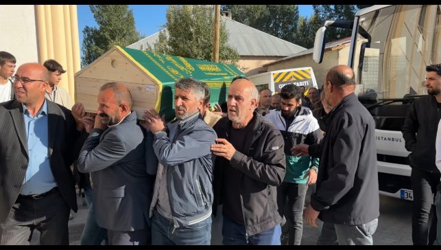 Halı sahada kalp krizi geçiren vatandaş Yüksekova'da toprağa verildi