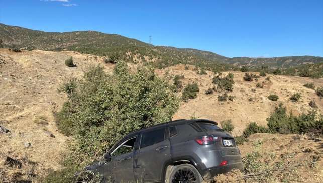 Hizan'da yoldan çıkan cipin sürücüsü hafif yaralandı