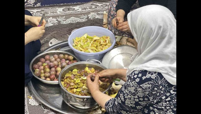 Yüksekova'da kış hazırlığı: Pestil yapımı sürüyor
