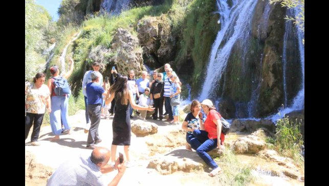 Üniversite öğrencilerinin gelmesiyle Girlevik Şelalesinde yoğunluk oluştu
