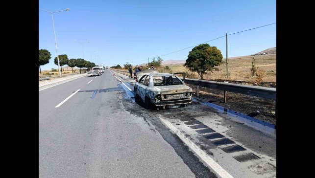 Van'da seyir halindeki İran plakalı otomobil alev alev yandı