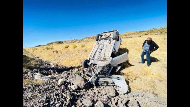 Adilcevaz'da hafif ticari araç takla attı: 1 yaralı