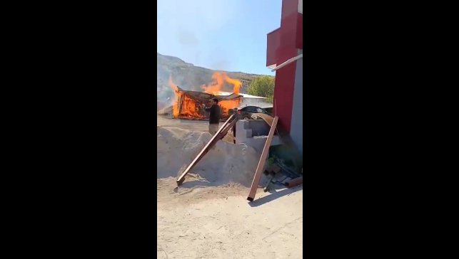 Malatya'da kereste deposunda korkutan yangın