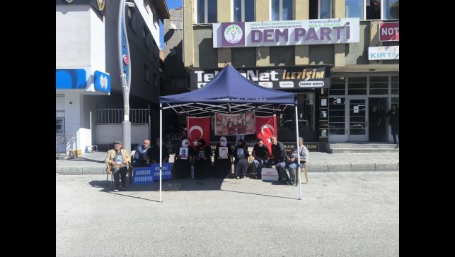 Muş'ta ailelerin DEM Parti önündeki eylemi sürüyor