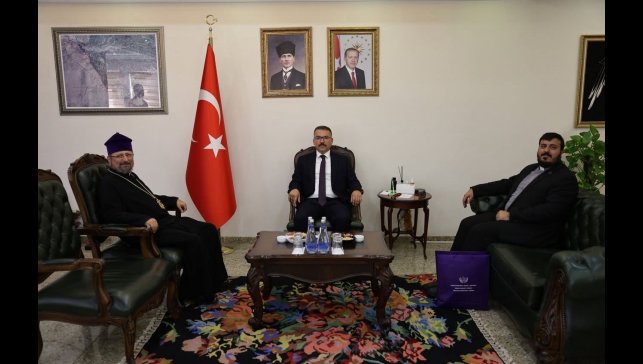 Patriğin ziyareti öncesi çift başlı kartal figürlü tablonun asılı olmadığı görüldü