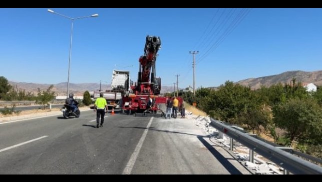 Tır evin bahçesine uçtu: Faciadan dönüldü