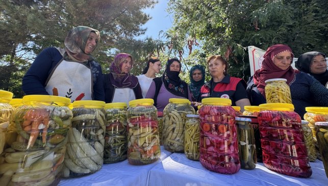 Kadın çiftçiler devlet desteğiyle ürettikleri sebzeyi turşuya dönüştürerek gelir elde ediyor