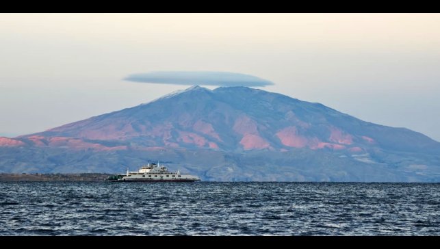 Süphan Dağı'nın zirvesinde 'mercek bulutu' görsel şölen oluşturdu