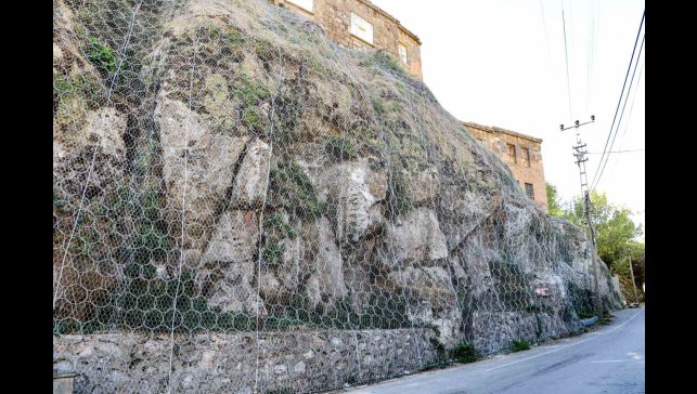 Bitlis'te kaya düşmelerine karşı çelik ağlı güvenlik önlemi
