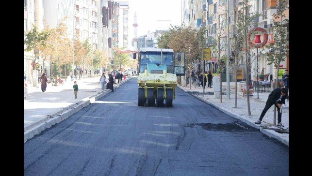 Suvaroğlu Caddesi'nde sıcak asfalt serimi yapılıyor