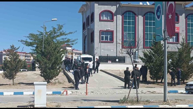 Barışmaya giderken öldürülen anne ve oğulları defnedildi