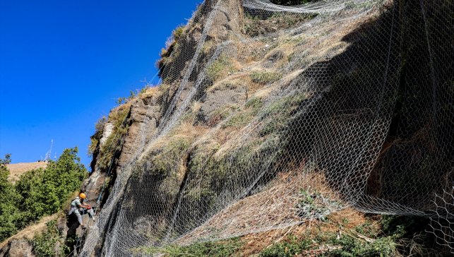 Bitlis'te bazı yollara kaya düşme riskine karşı çelik ağlarla önlem alındı