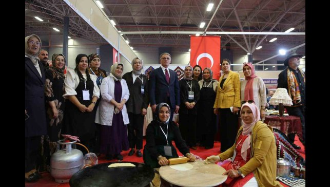 Van Büyükşehir Belediyesi 3. Van Gurme ve Gastronomi Fuarı'nda yöresel lezzetleri tanıtıyor