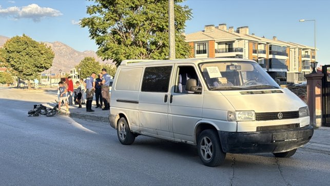 Erzincan'da panelvanın çarptığı elektrikli bisikletteki çocuk ağır yaralandı